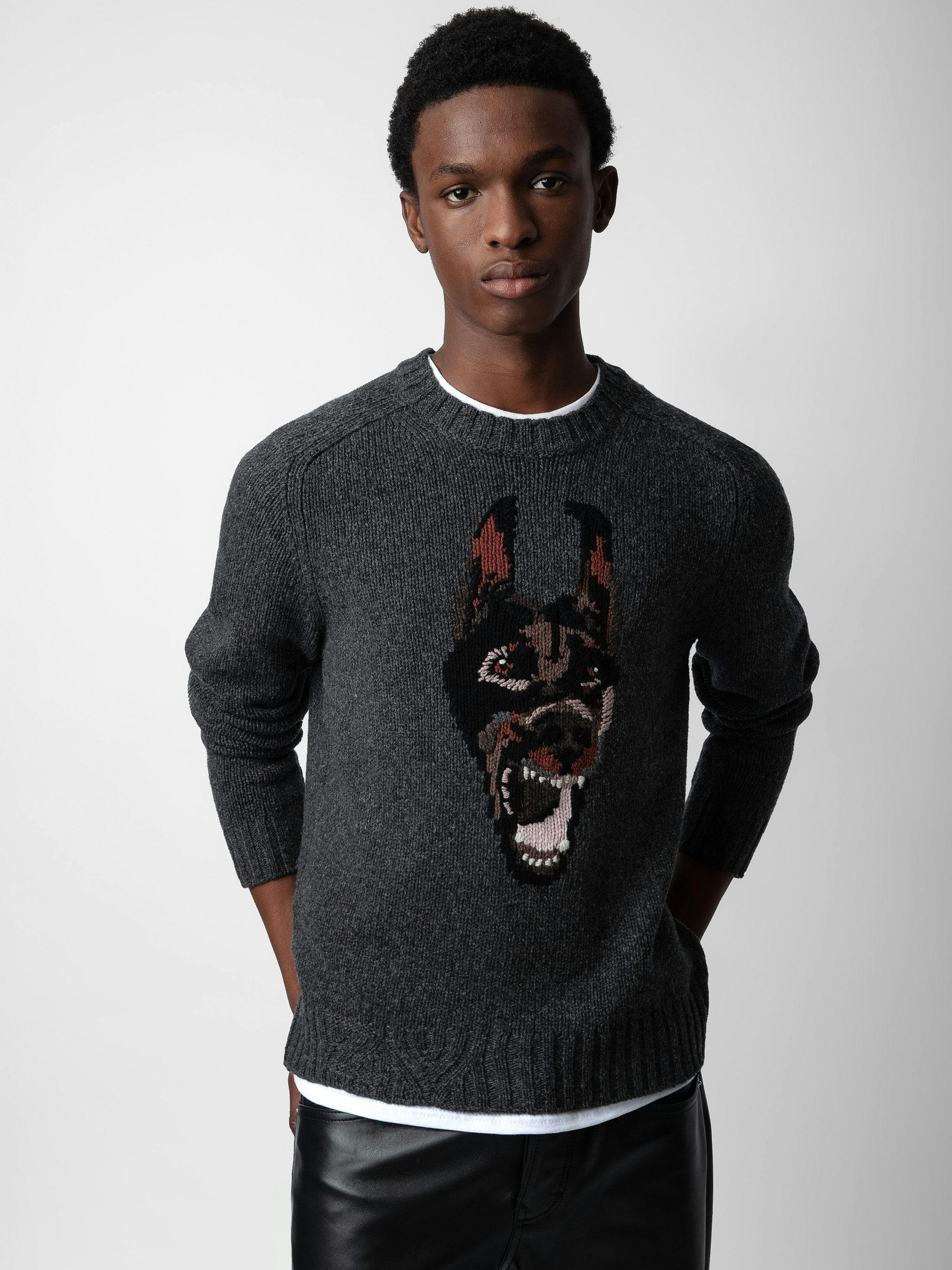 Pullover Jordan 100% Merino-Wolle - Dunkelgrauer Pullover aus 100% Merinowolle mit Rundhalsausschnitt, langen Ärmeln und Dobermann-Motiv.